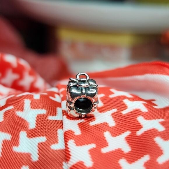 Authentic Pandora Retired Vintage Present Charm EUC - Picture 2 of 4